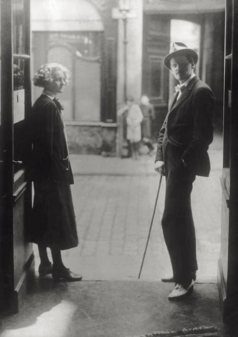 Sylvia Beach ja James Joyce ensin mainitun Shakespeare And Company -myymälän ovella Pariisissa 1920-luvun alkuvuosina.