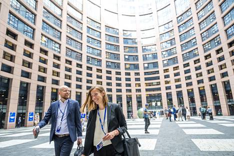 Members of the Left Alliance, Jussi Saramo and Li Andersson, arriving at the first plenary session.