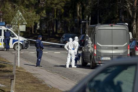 Poliisi sai aamuneljän jälkeen ilmoituksen ampumisesta kerrostalossa Turun Pernossa 3.huhtikuuta 2021. Paikalta löytyi kaksi vainajaa ja yksi loukkaantunut. Poliisi otti epäillyn kiinni rappukäytävästä.