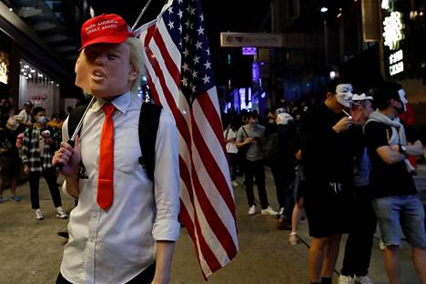 Trump-naamarilla ja Yhdysvaltojen lipulla varustautunut demokratialiikkeen mielenosoittaja Hongkongissa lokakuun lopussa.