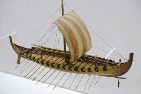 Gokstadin laivan pienoismalli müncheniläisessä museossa.