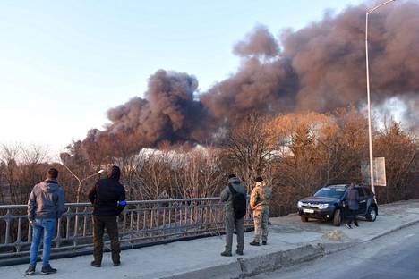 Tumma savupatsas nousi Lvivissä perjantaiaamuna Venäjän tehtyä ohjusiskun lentokoneiden huoltovarikolle.