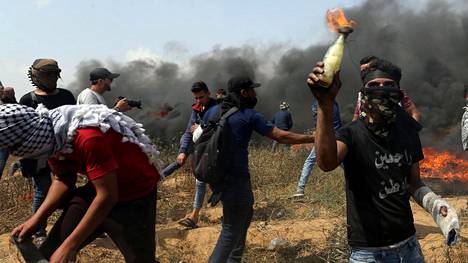 Satoja palestiinalaisia mielenosoittajia vyöryi Gazan rajalle: kolme kuoli ja yli 300 loukkaantui yhteenotossa