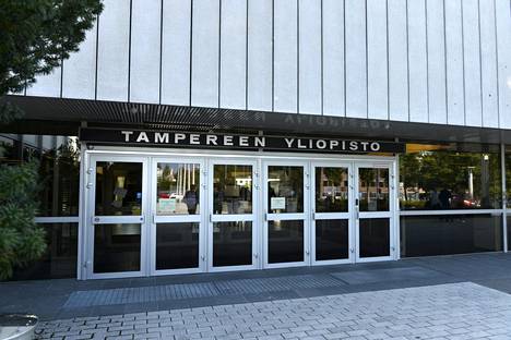 Tampereen yliopiston pääsisäänkäynti.
