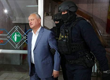 Entinen presidentti Igor Dodon tuotiin oikeuden eteen Moldovan pääkaupunki Chișinăussa torstaina 26.5.