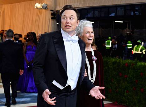 Elon Musk osallistui Met-gaalaan New Yorkissa 2. toukokuuta. Muskin avecina oli hänen äitinsä Maye Musk.