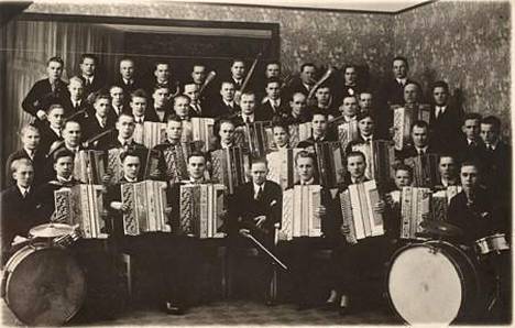 Wiipurin soitannollisen kerhon orkesteri 90 vuotta. Karjalatalo.