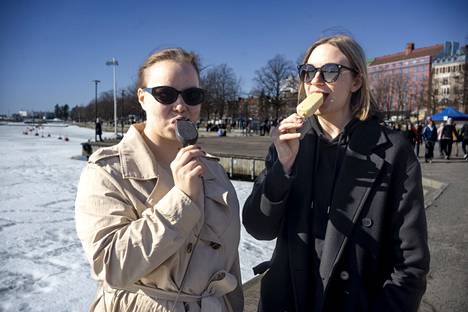 Eveliina Ehnström ja Elina Heinänen kevään ensimmäisellä ulkojäätelöllä.
