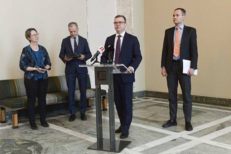 Kristillisdemokraattien Sari Essayah (vas.), Liike Nytin Harry Harkimo sekä kokoomuksen Petteri Orpo ja Kai Mykkänen kertoivat tiistaina eduskunnassa ryhmiensä yhteisestä välikysymyksestä.
