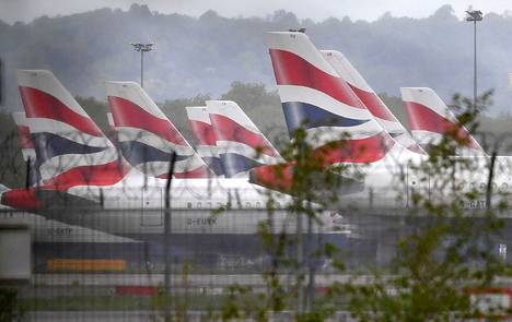 Lentokoneita Lontoon Gatwickin kentällä. Kuva on toukokuulta 2020.