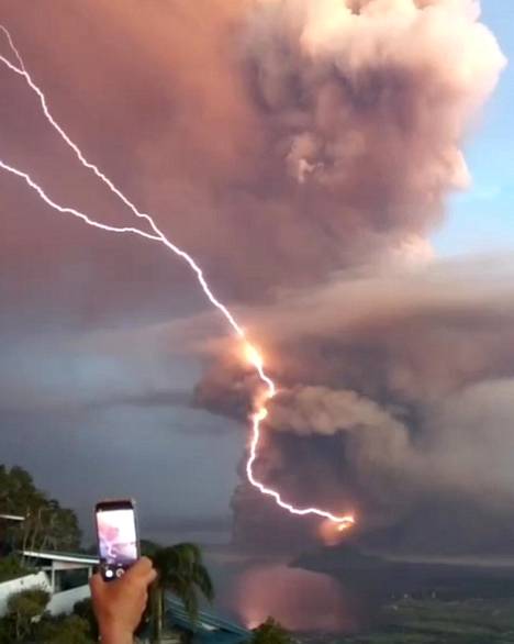 Vulkaaninen salama tammikuussa 2020 tulivuori Taalin purkauksessa Filippiineillä.