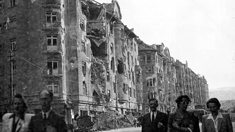 Budapestin raunioiksi pommitettuja taloja sodan jälkeen 1945.