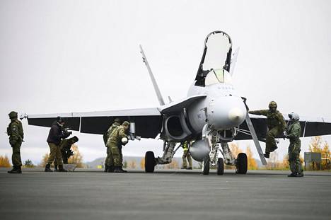 Pohjoismaiden ilmavoimat lähentävät yhteistyötään. Kuvassa Hornet-hävittäjä ja reserviläisiä Suomessa.