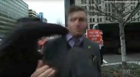 Kuvakaappaus videolta, jossa näkyy Richard Spencerin pahoinpitely.
