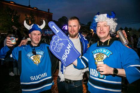 Mikko (vas.) ja Miikka Suuronen sekä Jali Nummi juhlivat vuosi sitten Suomen maailmanmestaruutta Tampereella.