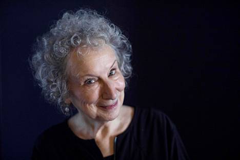 Margaret Atwood kertoi vuonna 2019, että hänen romaaninsa Testamentit (2019) oli yritetty anastaa ennen sen julkaisua.
