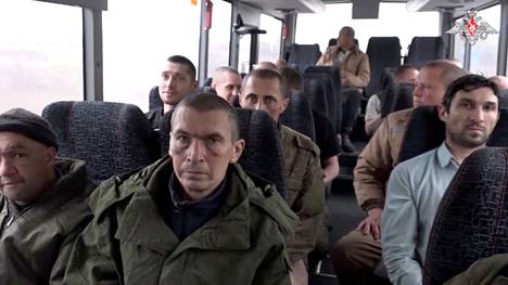 Venäjän puolustusministeriön marraskuun alussa julkaiseman kuvan kerrotaan esittävän Ukrainan ja Venäjän vankienvaihdon yhteydessä vapautettuja venäläisiä sotavankeja.