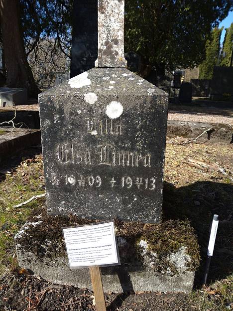 Pienen Elsa Linnean hauta on kiinnittänyt Espoon kirkon hautausmaalla kulkijoiden katseen.
