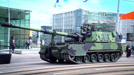 Puolustusvoimain lippujuhlan päivän paraatissa viime kesäkuussa nähtiin panssarihaupitsi K9 Mannerheimintiellä. Kuvakaappaus videolta. 