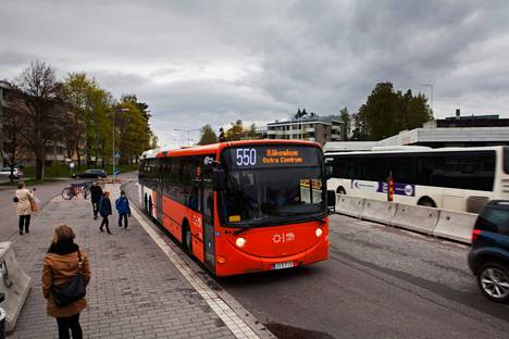Bussilinja 550 Keilaniemestä Itäkeskukseen nostetaan raiteille noin vuoden kuluttua. HSL on viime vuosina satsannut runkolinjoihin, jotka kulkevat tiheällä vuorovälillä taajamasta toiseen.