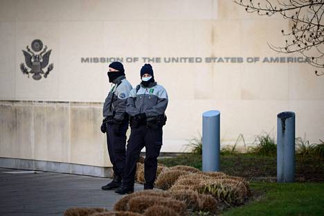 Sveitsiläiset poliisit vartioivat Yhdysvaltojen edustustoa Genevessä ennen kuin Yhdysvaltojen ja Venäjän varaulkoministerit ryhtyivät neuvottelemaan Venäjän vaatimuksista 10. tammikuuta.