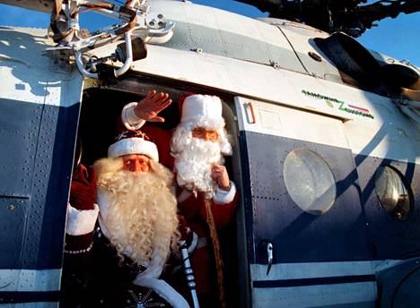 Встреча Деда Мороза и Йолупукки на пограничном переходе Ваалимаа в 1997 году. Как сообщили тогда российские власти, отсюда они полетели "на вертолёте в Европу, чтобы нести мир". Фото: Яакко Юлкунен / HS