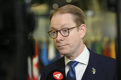 Ulkoministeri Tobias Billströn kertoi diplomaattien karkotuksista.