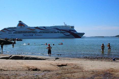 Cruisers sail past Helsinki's Pihlajasaari. 