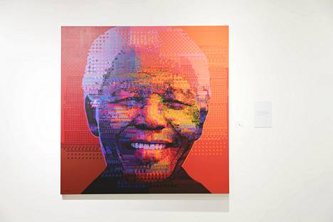 Paul Blomkampin teos The Smile vangitsee Nelson Mandelan legendaarisen hymyn, jota kukaan ei häneltä odottanut 27 vankeusvuoden jälkeen..