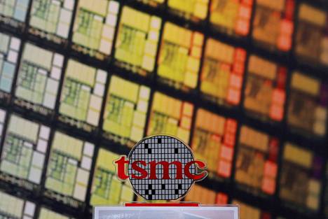 Taiwanilaisen TSMC:n puolijohteet on nähty strategisesti tärkeinä, kun Yhdysvallat on rajoittanut puolijohteiden ostoa Kiinasta kauppa- ja teollisuuspoliittisista syistä. Kuvassa TSMC:n logo näkyy yhtiön pääkonttorissa Hsinchussa, Taiwanissa.