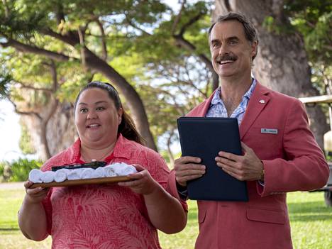 The White Lotus -sarjan hotellinjohtaja Armond (Murray Bartlett) toivottaa Belindan (Natasha Rothwell) kanssa vieraat tervetulleiksi saarelle.
