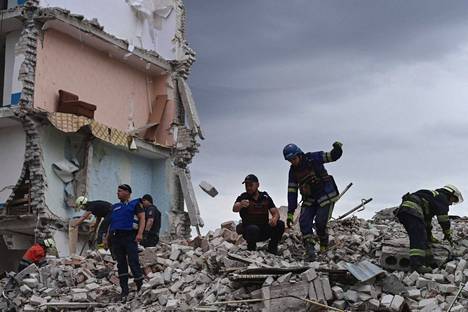 Pelastusmiehistö raivasi Venäjän iskussa tuhoutunutta rakennusta Itä-Ukrainan Bahmutissa heinäkuun alkupuolella.