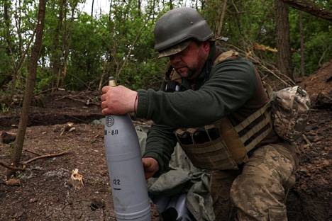 Ukrainalaissotilas valmisteli tykin ammusta Soledarin lähellä 6. toukokuuta.