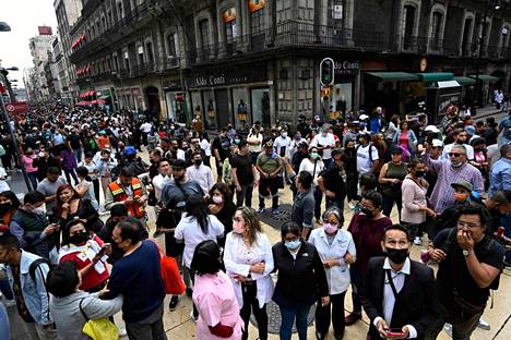 Ihmiset juoksivat kaduille Meksikon pääkaupungissa Méxicossa, kun maanjäristys iski maan länsiosiin.