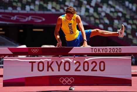 Armand Duplantis verrytteli torstaina Tokion olympiastadionilla.