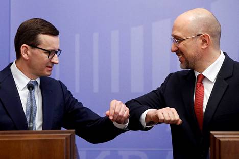 Puolan pääministeri Mateusz Morawiecki ja Ukrainan pääministeri Denys Šmyhal tervehtivät kyynärpäillään Ukrainan pääkaupungissa Kiovassa tiistaina.