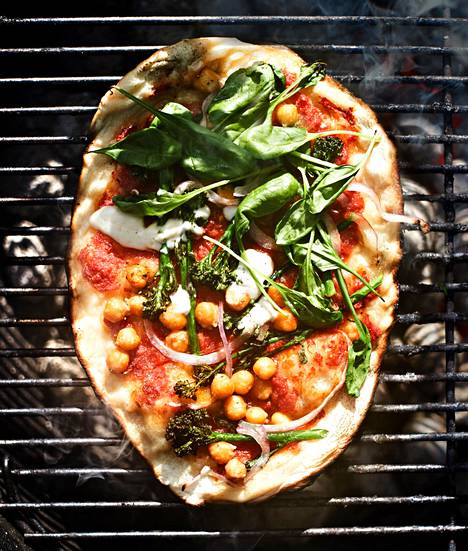 Grillipizza on erinomainen hellepäivän herkku: valmistus grillissä vetää  vertoja jopa pizzauunille - Ruoka 