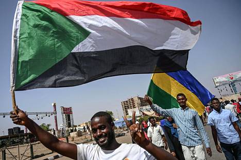 Pääkaupunki Khartumissa osoitettiin mieltä perjantaina. Mielenosoittajat ovat vaatineet, että valta siirrettäisiin siviilihallinnolle.