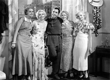 Argentiinalainen laulaja-näyttelijä Carlos Gardel (kesk) Las Rubias de New York -elokuvan näyttelijöiden kanssa Yhdysvalloissa vuonna 1934.