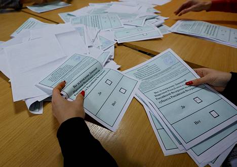Vaalikomission jäsenet laskivat ”kansanäänestyksessä” annettuja ääniä Donetskin itsejulistautuneessa kansantasavallassa tiistaina.