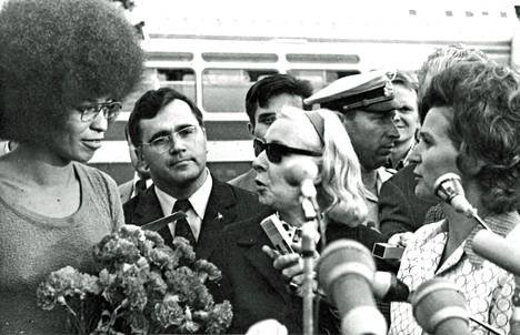 Kunniavieras: Angela Davis, musta kansalaisoikeusaktivisti ja Yhdysvaltain kommunistipuolueen jäsen, sai Moskovassa korkean tason vastaanoton, jota johti maailman ainoa naiskosmonautti Valentina Tereshkova (oik.).