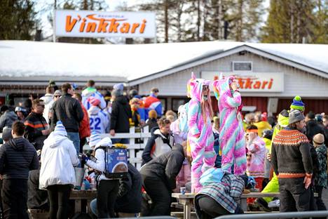 After ski -ravintola Vinkkarissa Levin laskettelu- ja hiihtokeskuksessa Kittilässä oli runsaasti asiakkaita pitkänäperjantaina. 