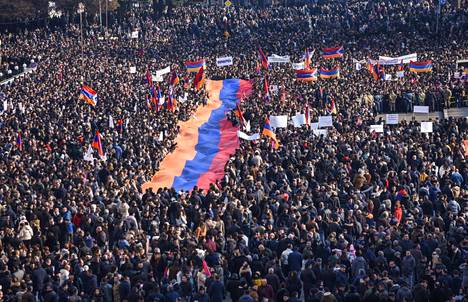 Mielenosoittajat pitelivät suurta Armenian lippua.