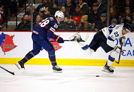 Charlie Stramel (oik) ja Niko Huuhtanen Suomen ja Yhdysvaltain välisessä alle 20-vuotiaiden jääkiekko-ottelussa 31. joulukuuta.