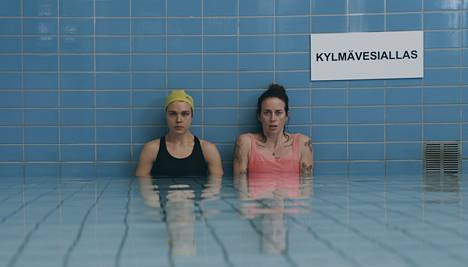 Ripen (Alina Tomnikov, vas.) ja Nooran (Iina Kuustonen) istuminen uimahallin kylmävesialtaassa tuntuu osuvalta vertauskuvalta koko suhteelle.