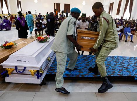 Kesäkuussa 2022 yli 20 ihmistä kuoli, kun räjähteillä varustautuneet ampujat avasivat tulen Etelä-Nigeriassa Owon kaupungissa sijaitsevassa katolisessa kirkossa. Kuva on uhrien hautajaisista.