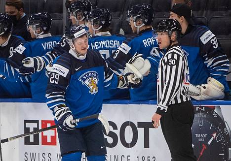 Suomen Kasper Simontaival juhli maalia Itävaltaa vastaan maanantaina nuorten MM-kisoissa. 