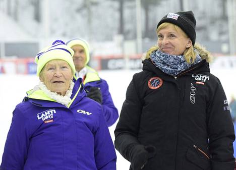 Siiri Rantanen (vas.) ja Marja-Liisa Kirvesniemi osallistuivat yhdessä Salpausselän kisojen palkintojenjakoon Lahdessa maaliskuussa 2015.