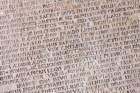 Acta Diurnaa pidetään ensimmäisenä laajalle yleisölle tarkoitettuna uutisjulkaisuna.   Kuvan kivilaatta on Rooman kulttuurin museon (Museo della Civiltà Romana) kokoelmista.