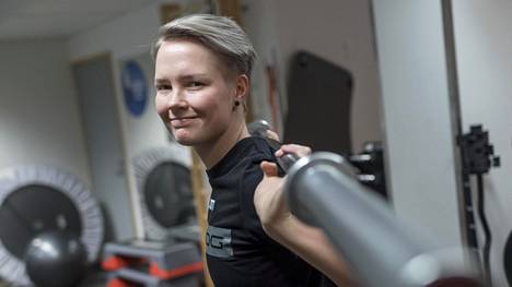 Alisa Pöllänen pelaa taas salibandyn MM-kisoissa, vaikka lääkärien mielestä hänen olisi pitänyt lopettaa jo vuosia sitten 